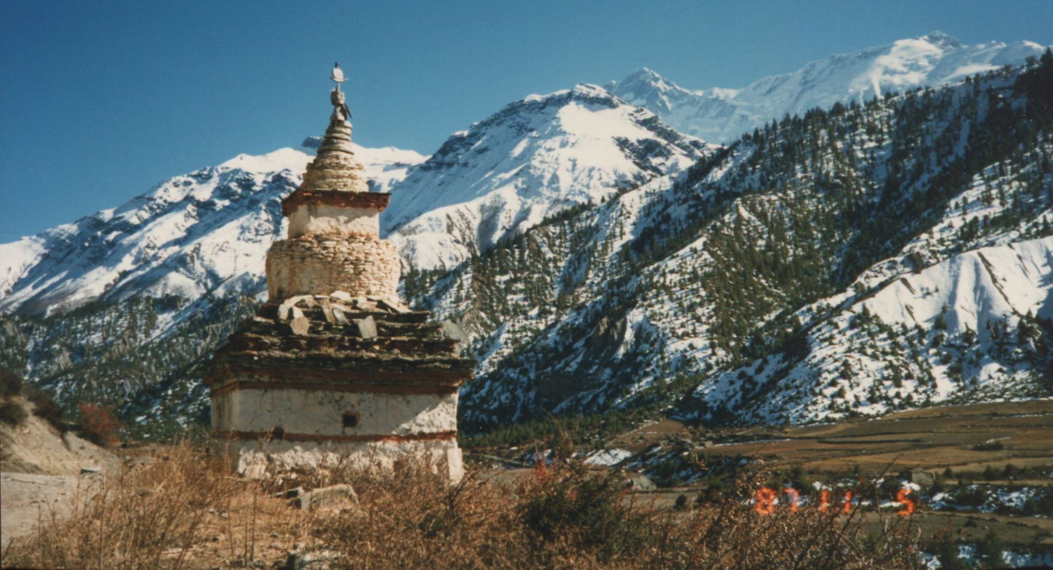 Chorten ( Buddhist Shrine ) in the Manang Valley beneath the Annapurna Himal