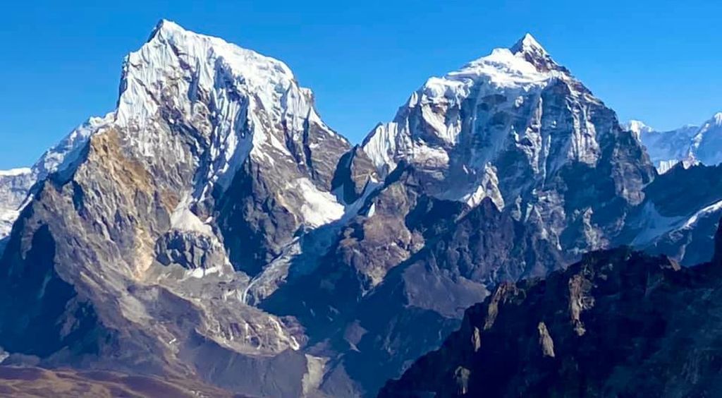 Mounts Cholatse and Taboche