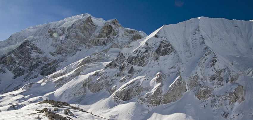 Peaks above the Larkya La