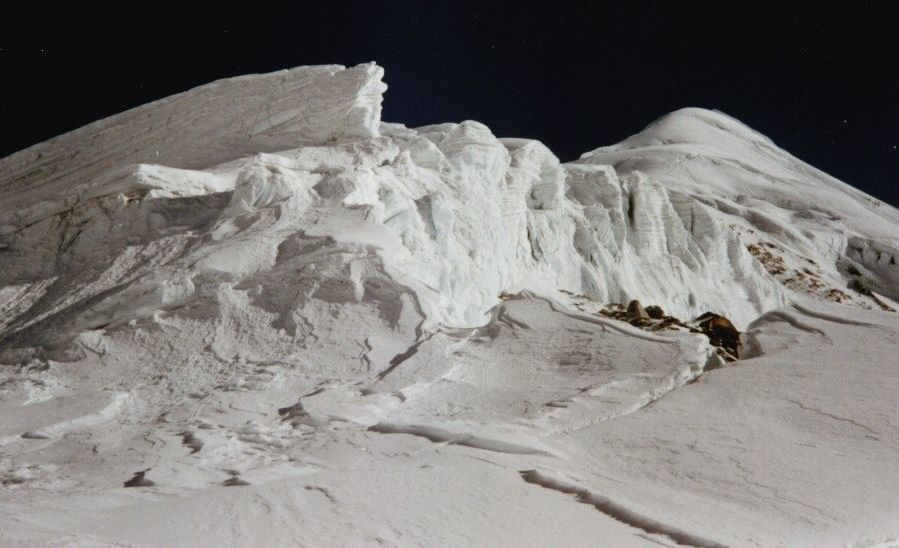 Ice-cliffs on Parchamo on ascent to Trashe Labtse