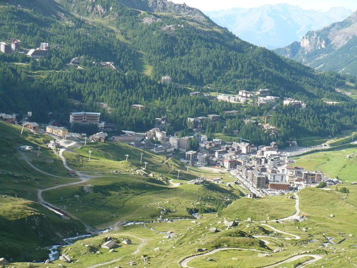 Breuill-Cervinia beneath the Matterhorn ( Il Cervino ) in Northern Italy