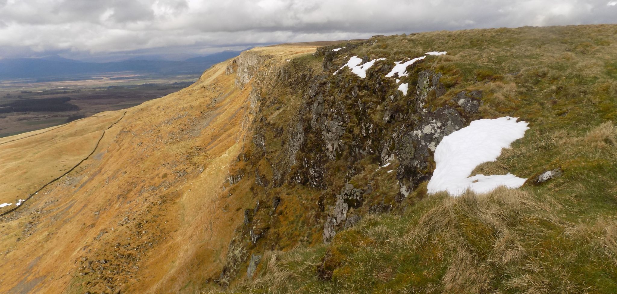 Escarpment beneath Stronend